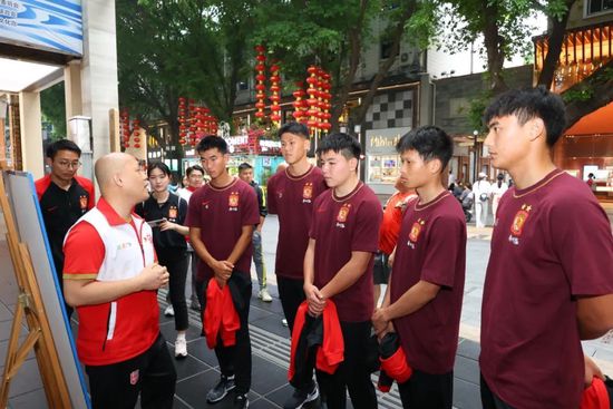 “陌陌青云剧本奖·独立评审”授予剧本《等我过去》“平遥创投·陌陌青云剧本奖”，编剧韩金原从评审白客手中接过奖杯，荣誉得主将获得由陌陌影业提供的 50 万元人民币现金奖励，以支持剧本的后续开发与拍摄制作